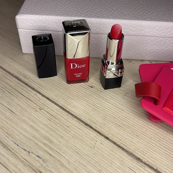 Dior Gift Set- Dior Luggage Tags, Popular 999 Lipstick and Mystery Item. - Picture 4 of 7